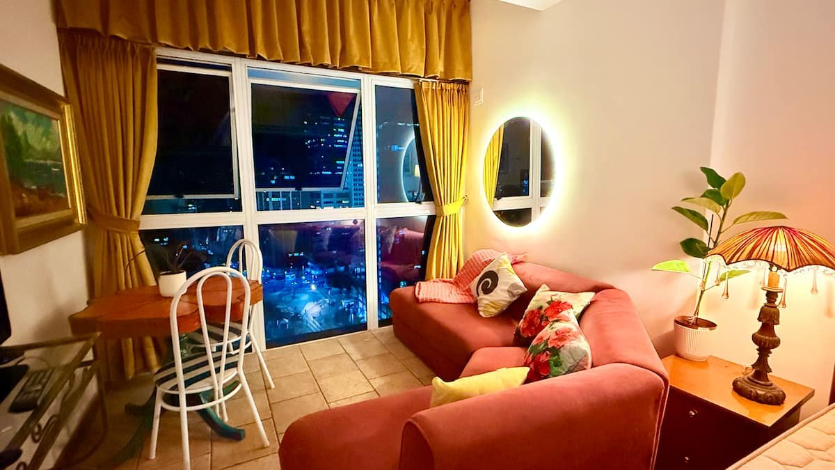 Panoramic View — sala com sofá e vista
